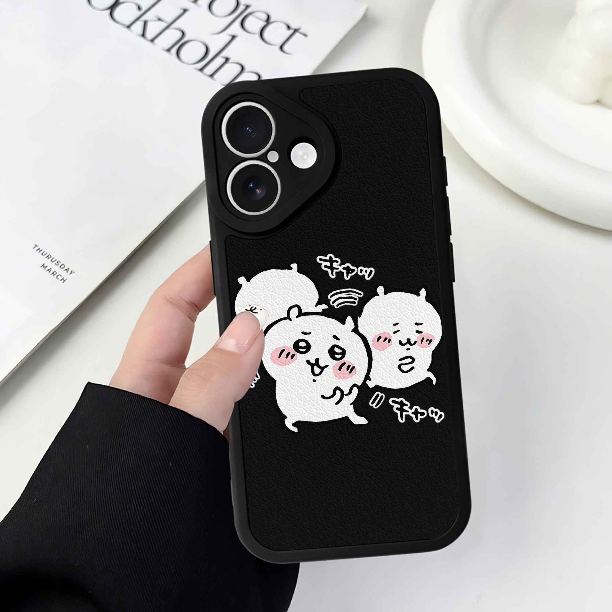 （画像用） ちいかわ ちいかわ Chii-kawa chiikawa 【iPhone 16シリーズ対応】シリコンスマホケース（レザー調） 材質：シリコン